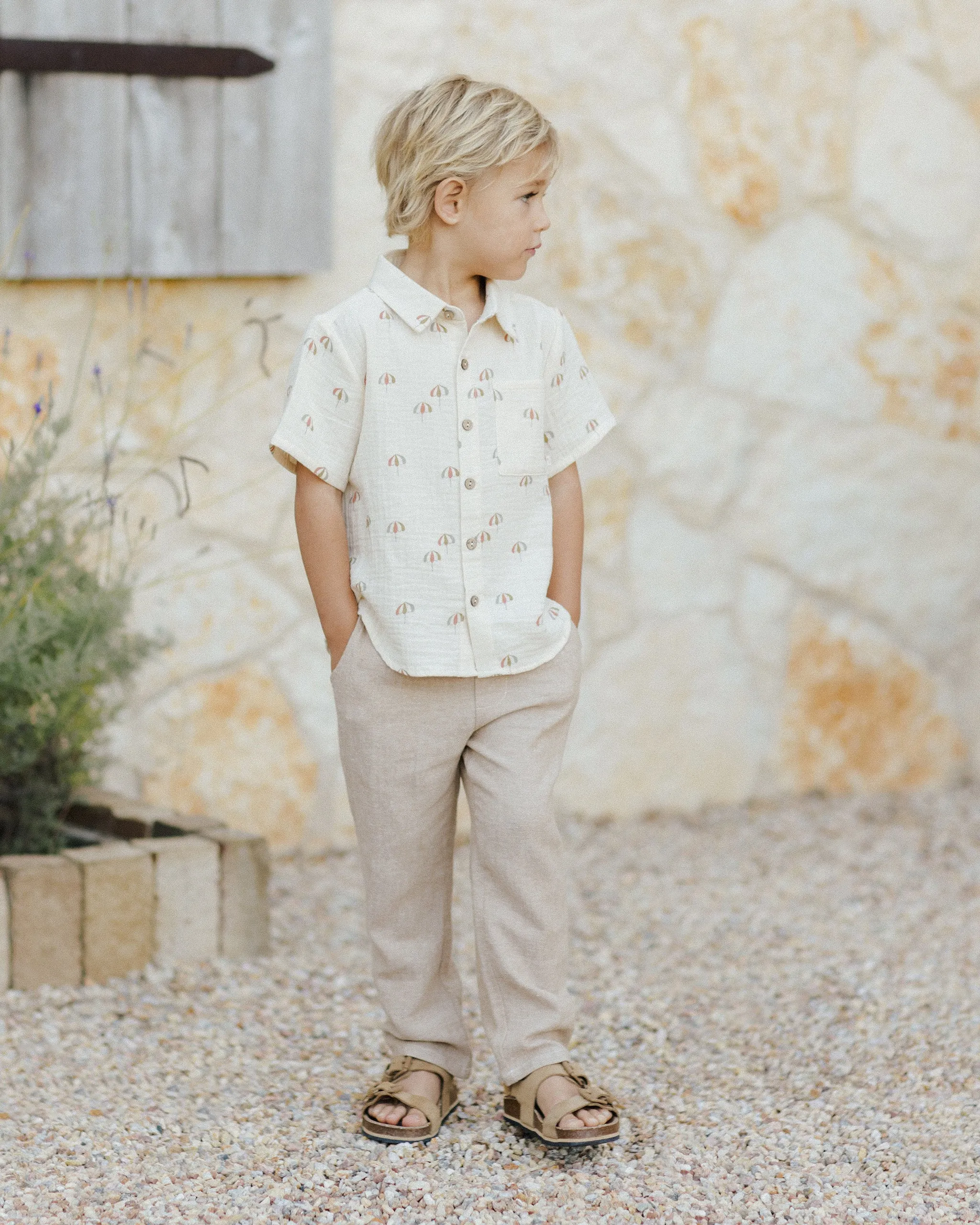 RYLEE   CRU Collared Short Sleeve Shirt || Umbrellas