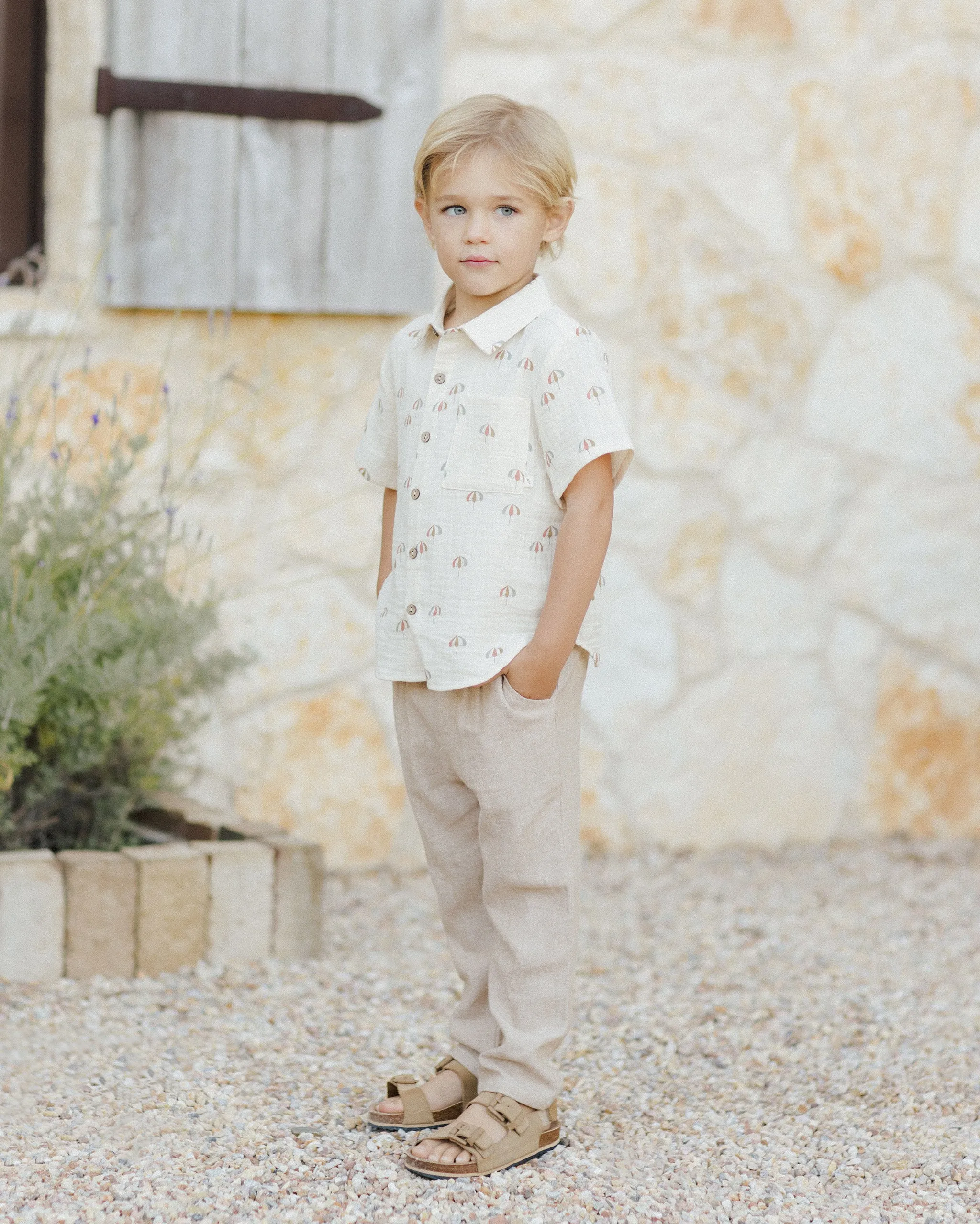 RYLEE   CRU Collared Short Sleeve Shirt || Umbrellas