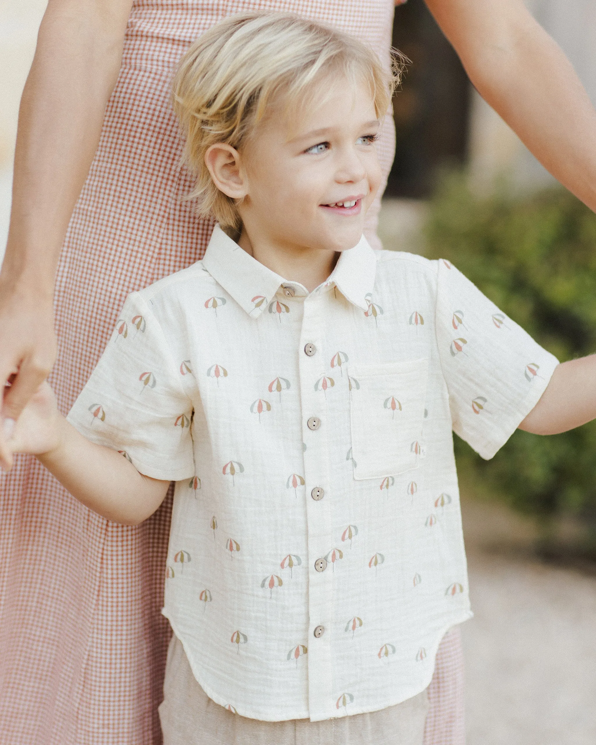 RYLEE   CRU Collared Short Sleeve Shirt || Umbrellas