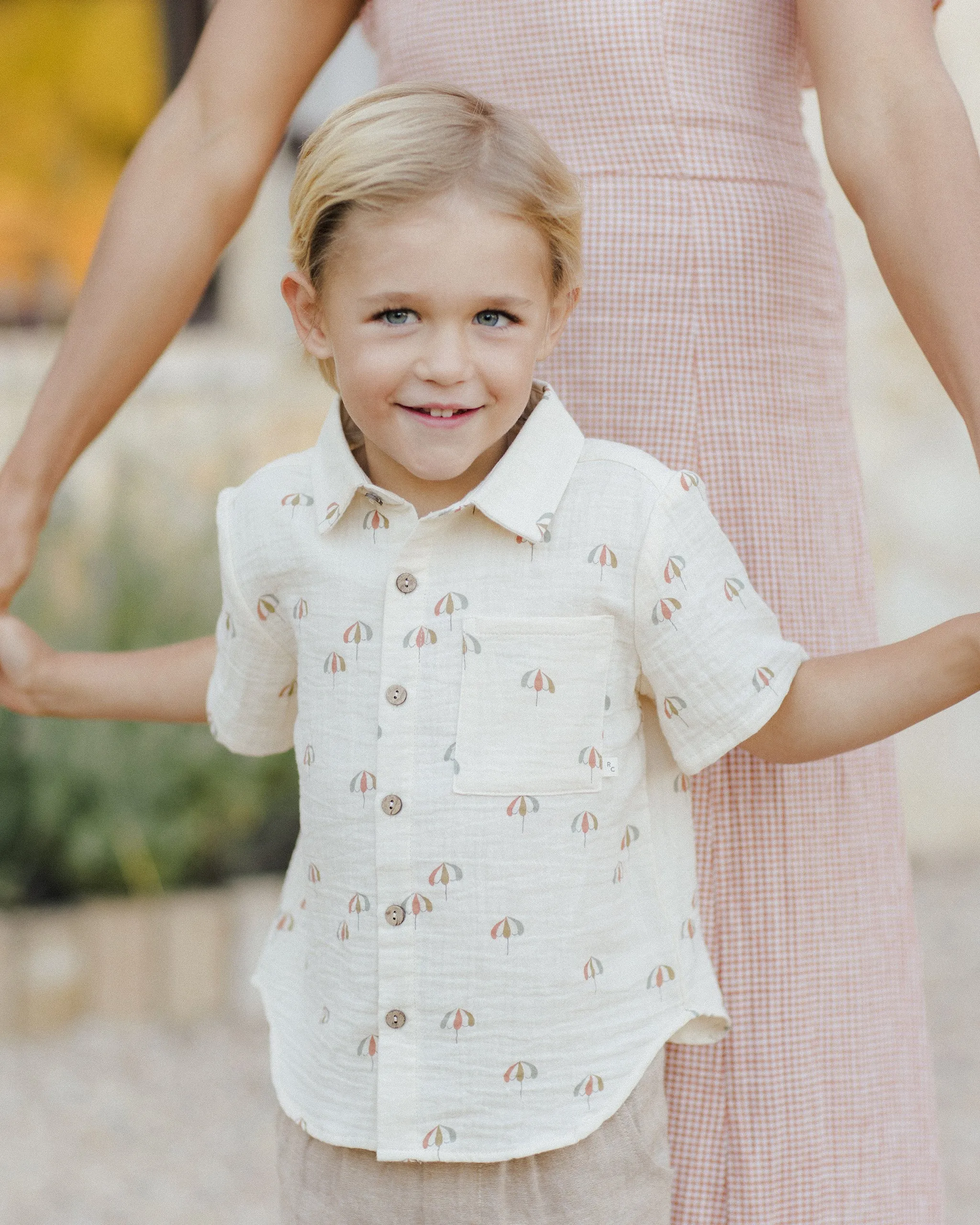 RYLEE   CRU Collared Short Sleeve Shirt || Umbrellas