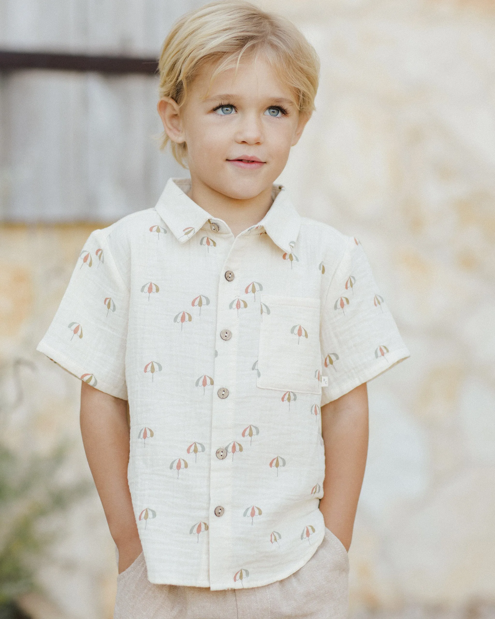 RYLEE   CRU Collared Short Sleeve Shirt || Umbrellas