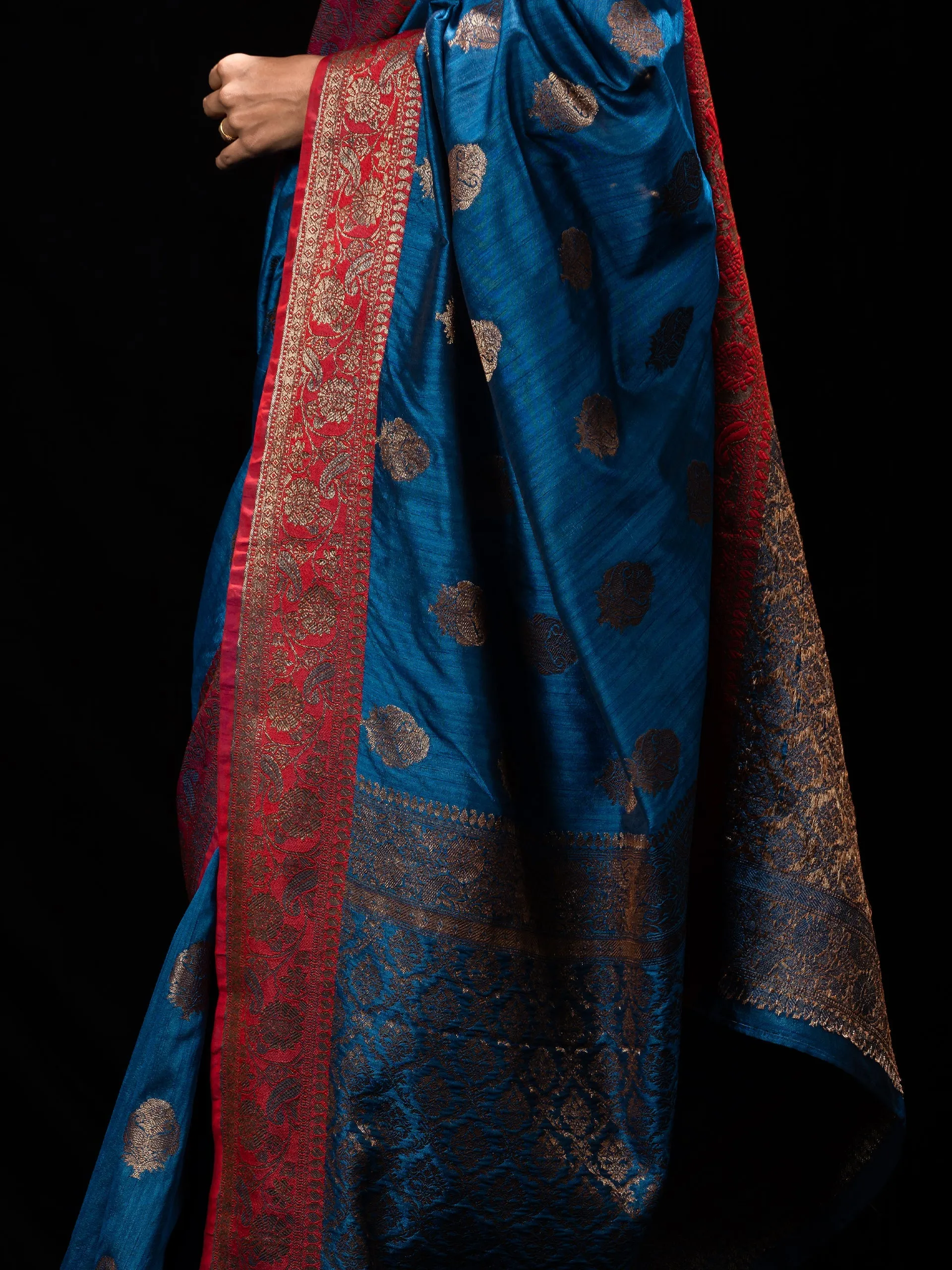Vintage Opulence Blue & Red Silk Blend Saree with Blouse Fabric